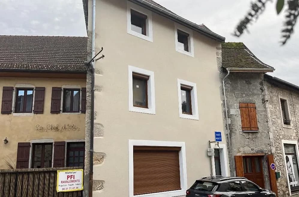 Maison de bourg après travaux de façade, façade enduite avec encadrements de fenêtres, panneau PFI