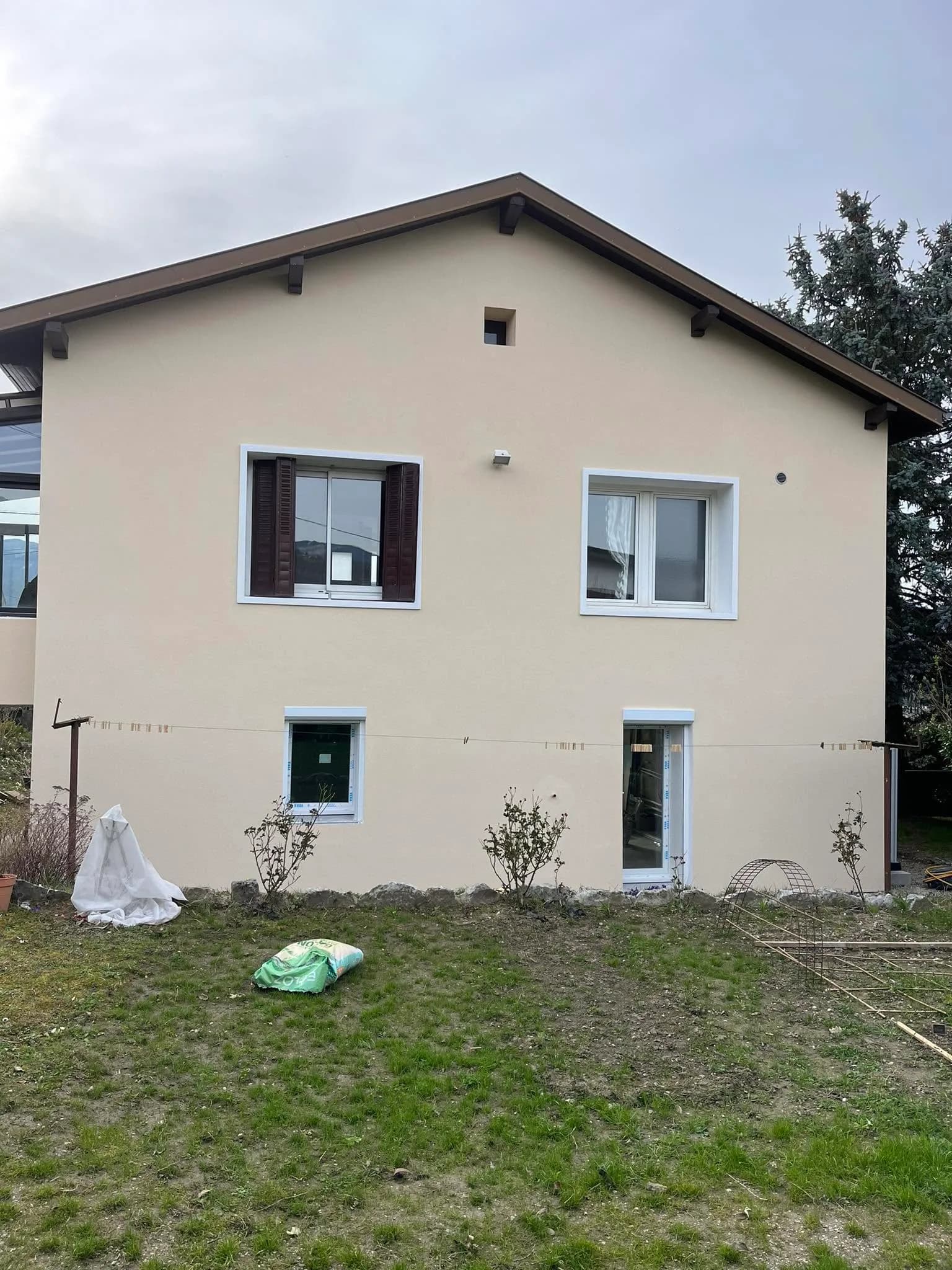 Façade de maison ancienne après ravalement, enduit clair, vue d’ensemble