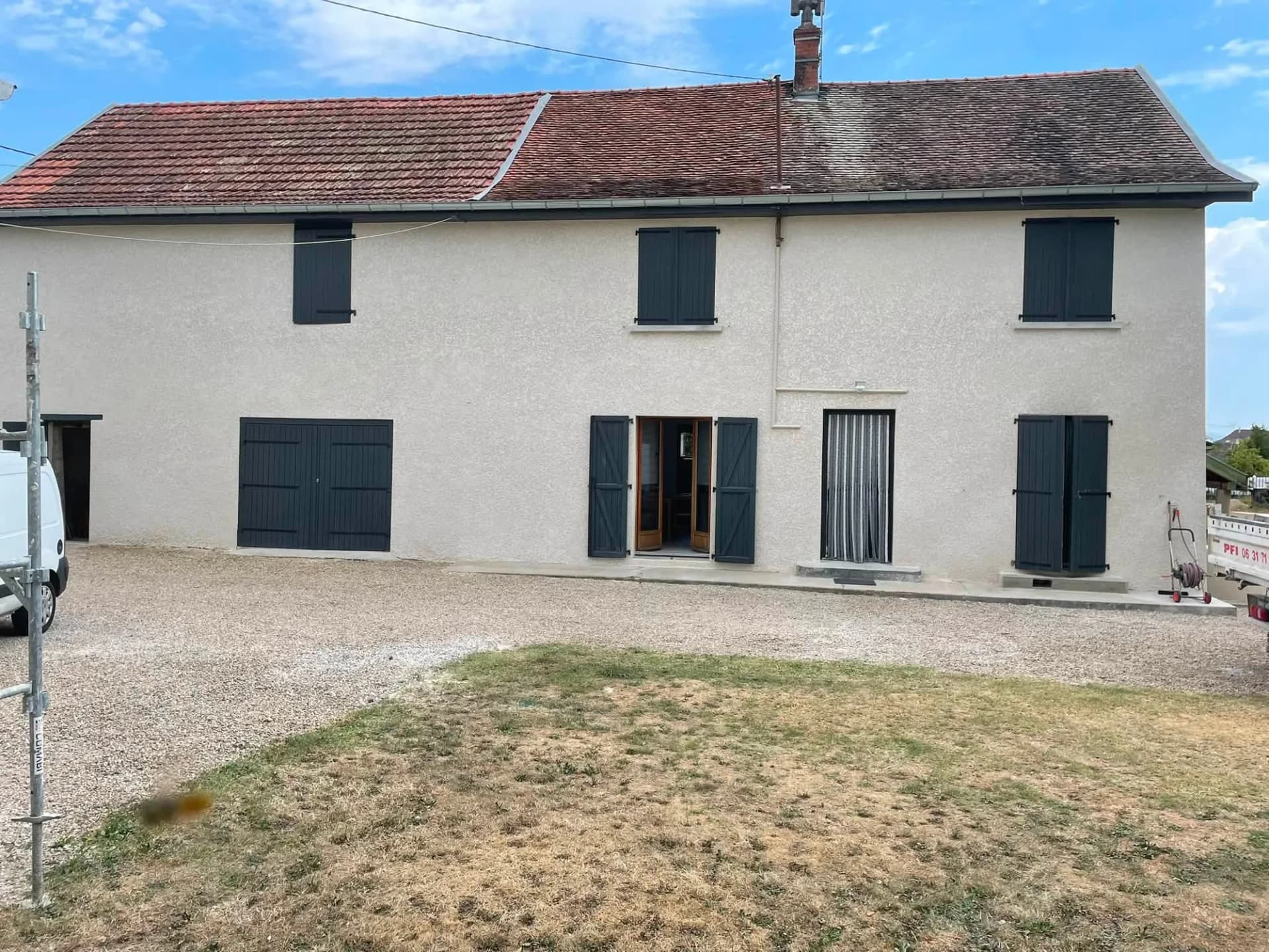 Vue complémentaire de la maison en pisé après enduit à la chaux, angle jardin