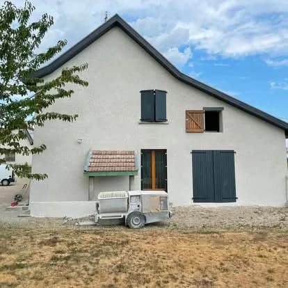 Maison en pisé après enduit à la chaux, vue de côté, finition naturelle