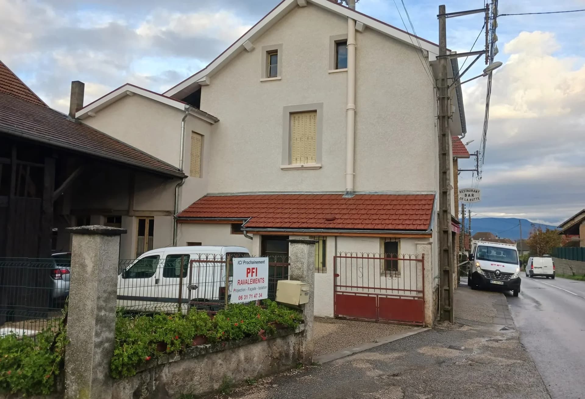 Bar commercial après ravalement de façade, camionnette PFI devant le chantier fini