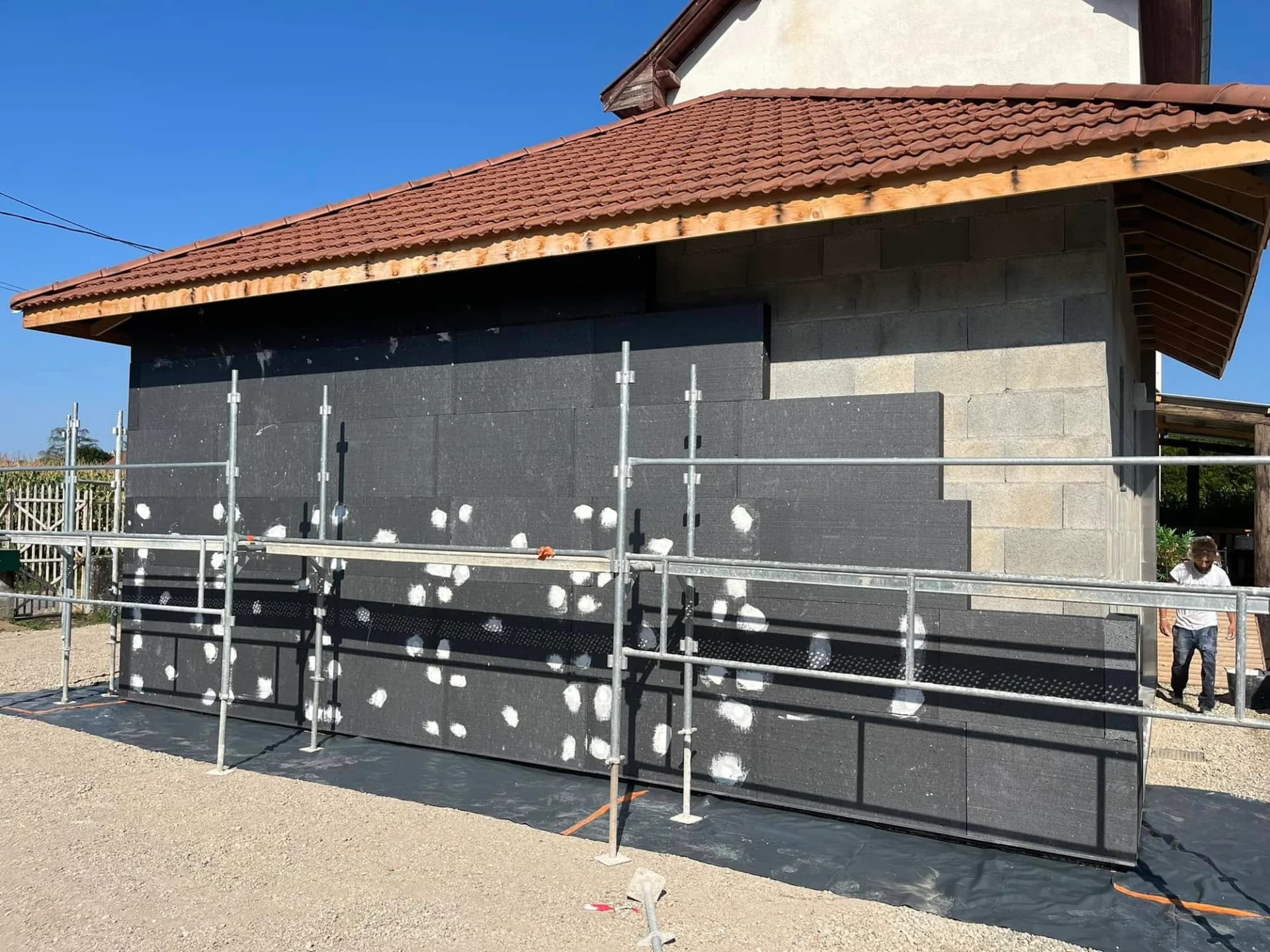 Façade de maison après isolation par l’extérieur, finition enduit neuf