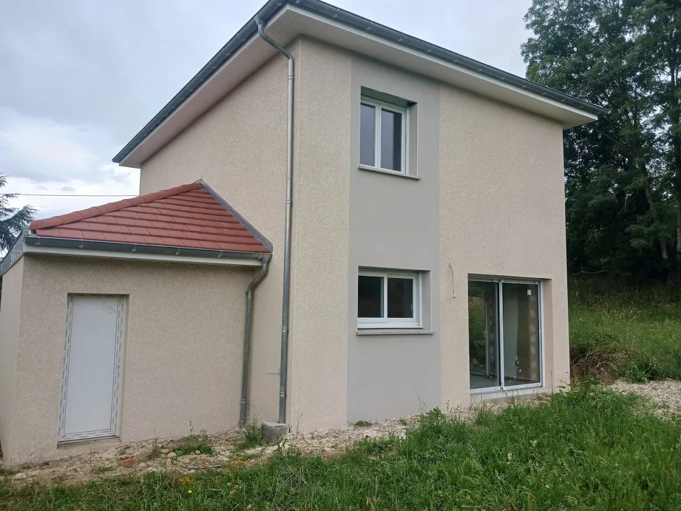 Maison neuve après ravalement de façade, enduit clair, vue de face