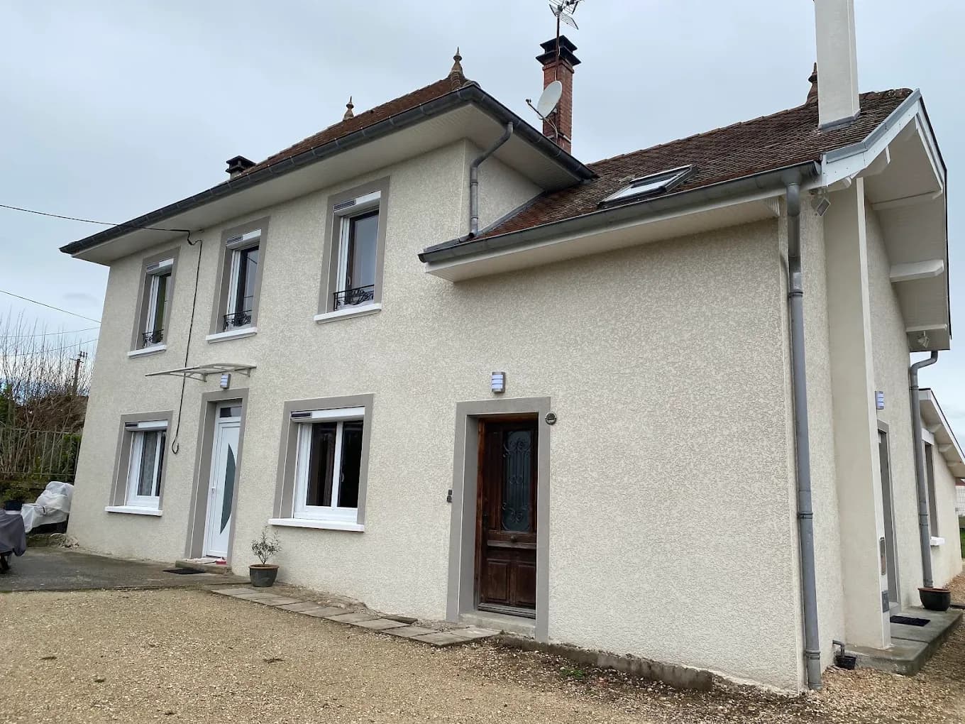 Même maison après ravalement de façade, enduit neuf, vue de face