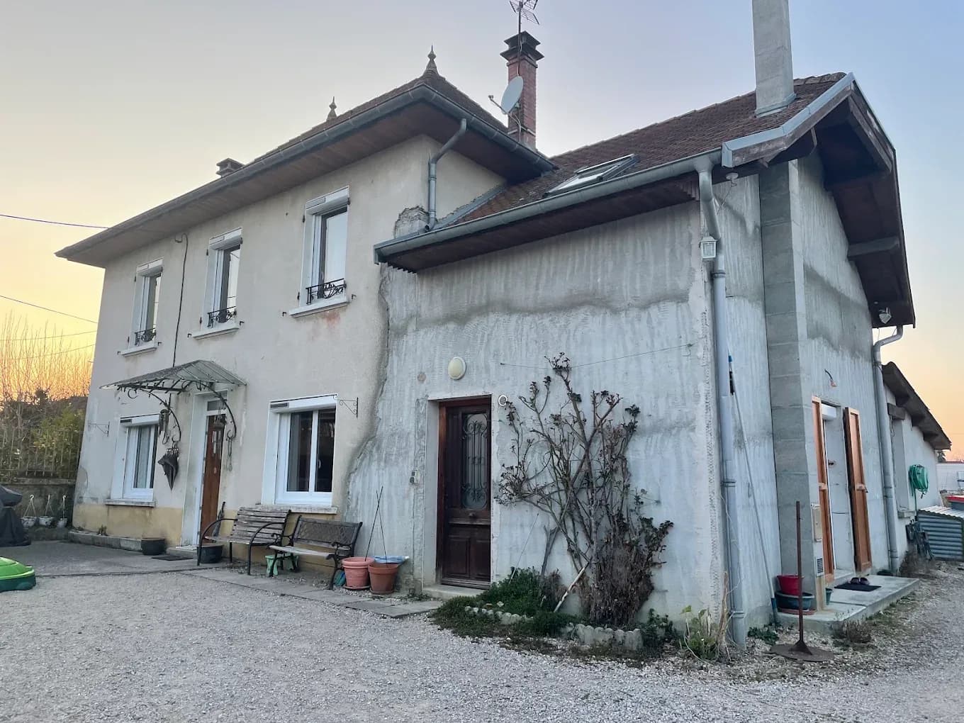 Maison ancienne avant ravalement de façade, enduit dégradé, vue de face