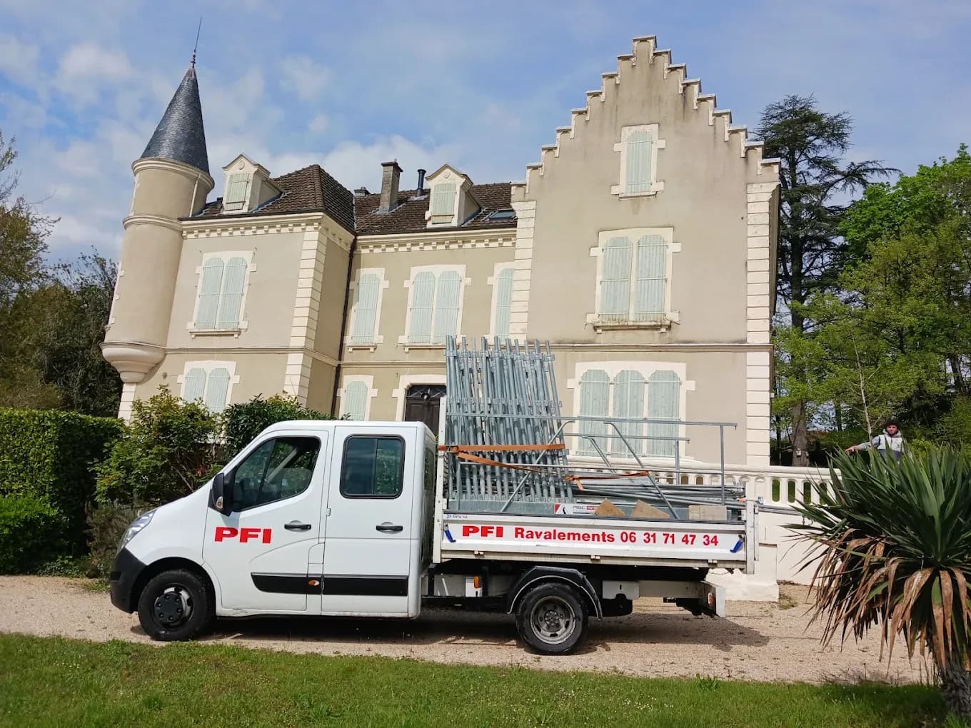 Manoir ancien après peinture de façade, camion PFI devant l’entrée