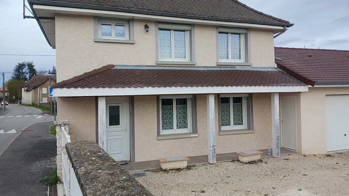 Maison individuelle après ravalement de façade, enduit clair, vue de face