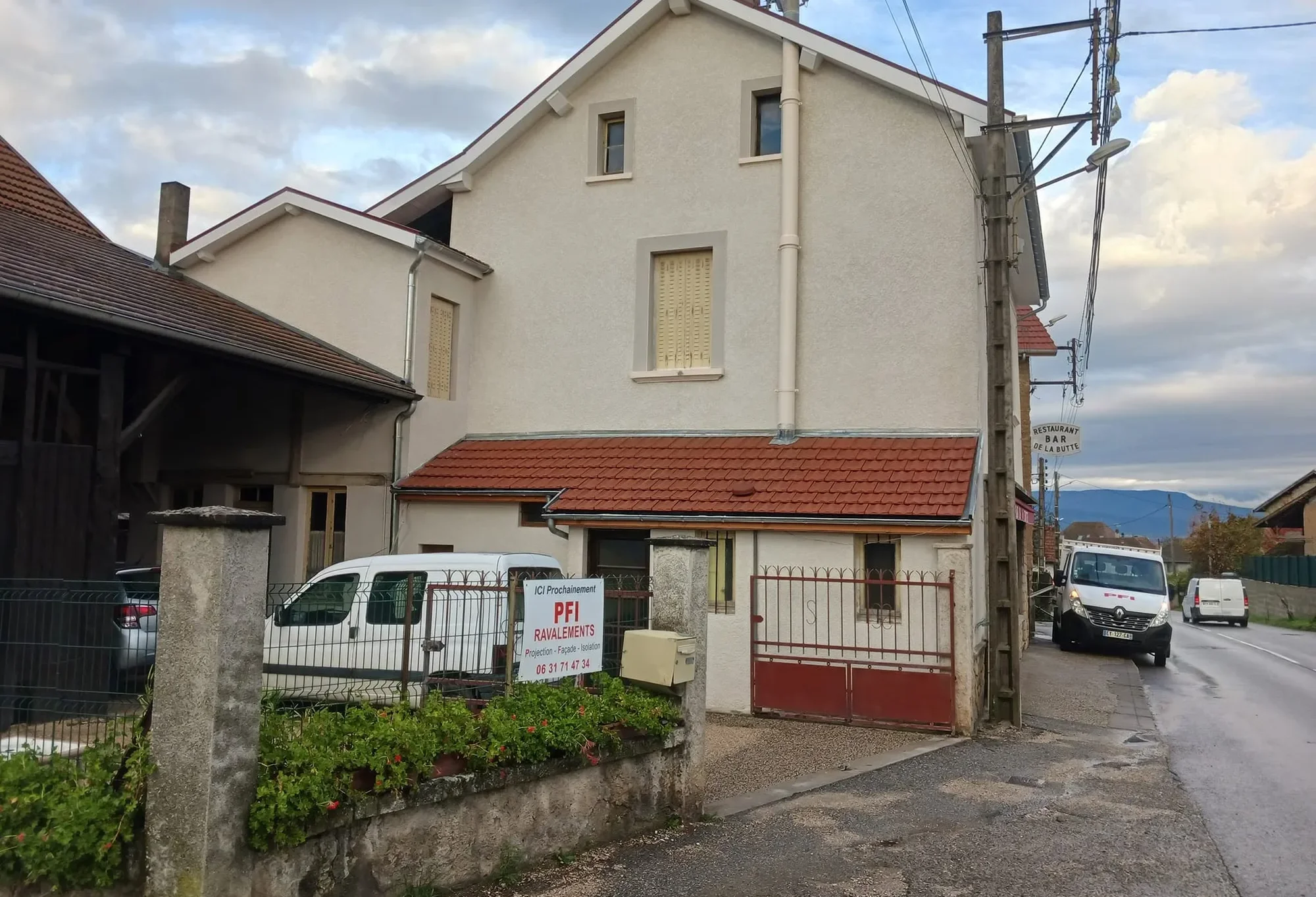Bar commercial après ravalement de façade, camionnette PFI devant le chantier fini