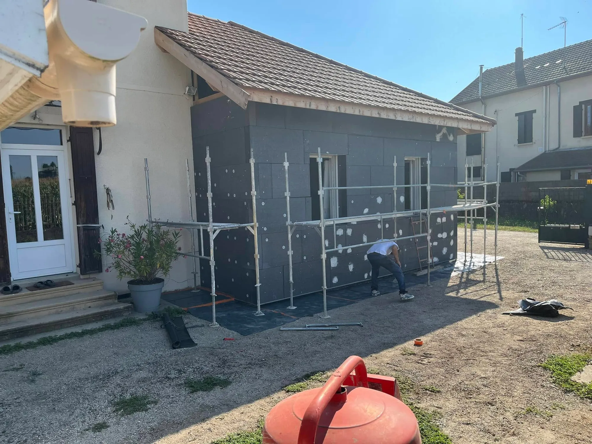 Chantier d’isolation par l’extérieur en Nord-Isère, pose de l’isolant et enduit de finition